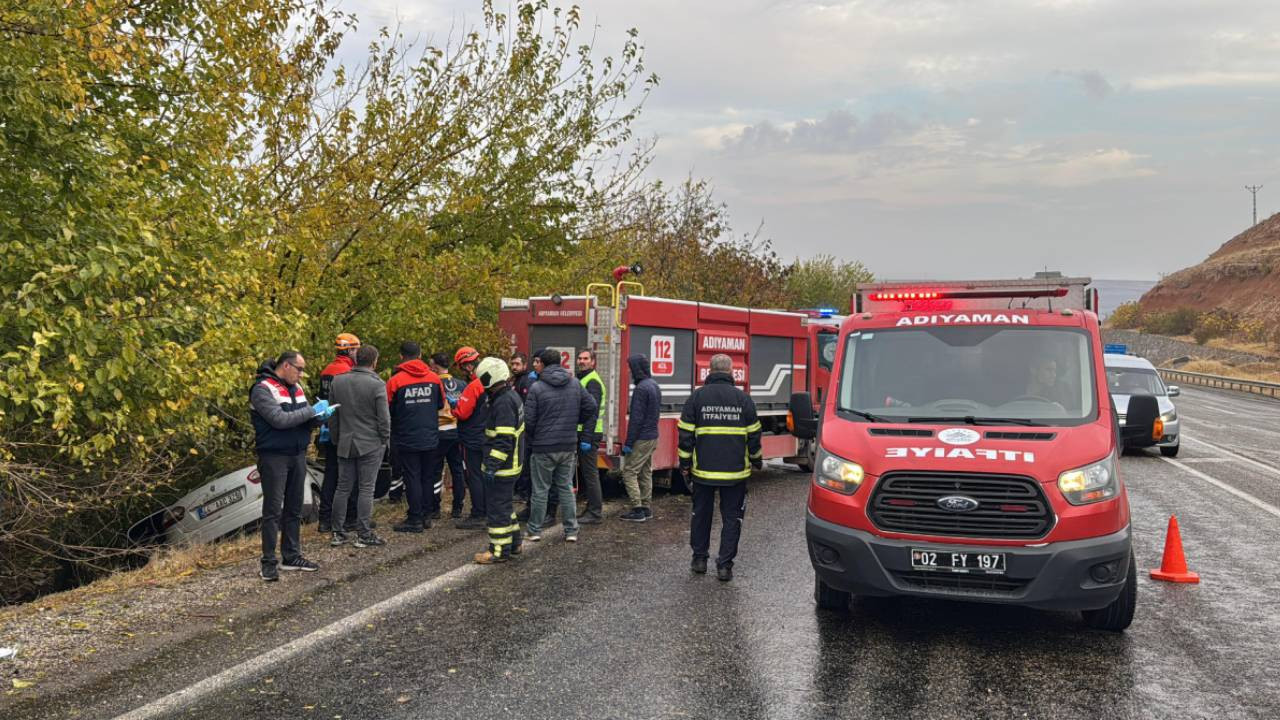 Otomobille hafif ticari araç çarpıştı: 3 kişi hayatını kaybetti